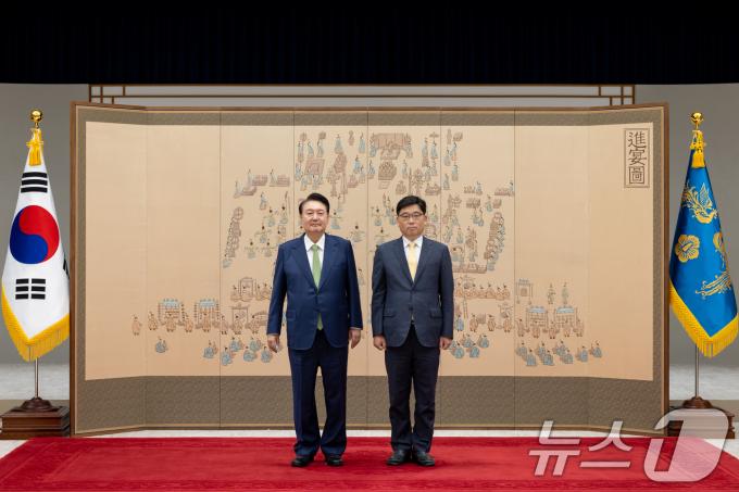 [사진] 윤석열 대통령, 전근석 주코스타리카대사 신임장 수여