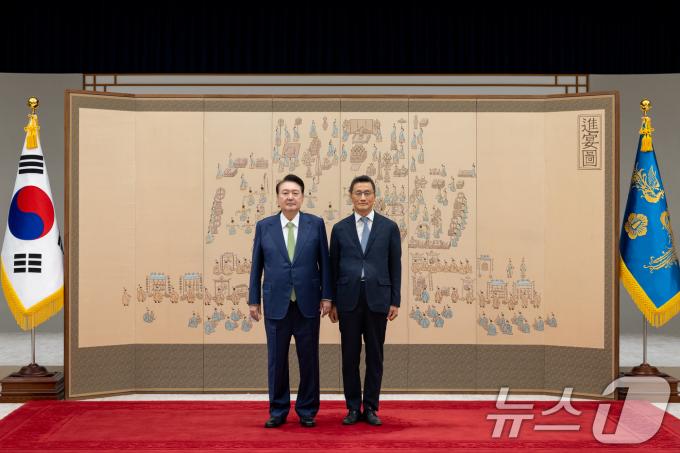 [사진] 윤석열 대통령, 최종호 주파푸아뉴기니대사 신임장 수여
