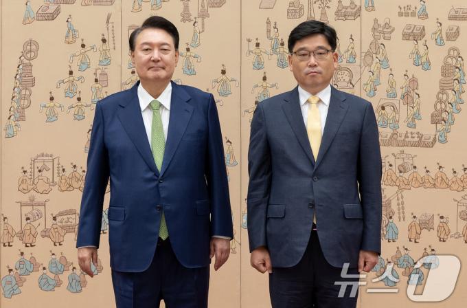 [사진] 윤석열 대통령, 전근석 주코스타리카대사 신임장 수여