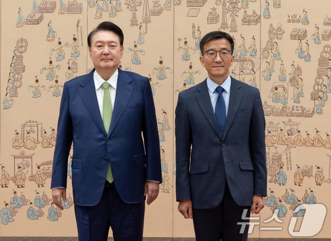 [사진] 윤석열 대통령, 이태원 주튀니지대사 신임장 수여
