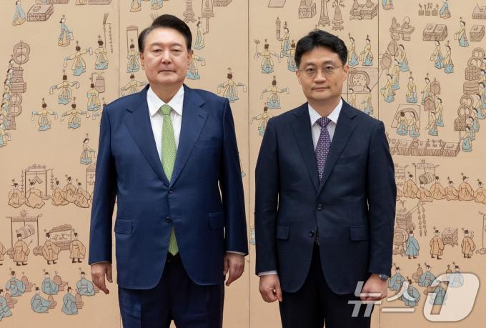 [사진] 윤석열 대통령, 전영희 주룩셈부르크 대사 신임장 수여