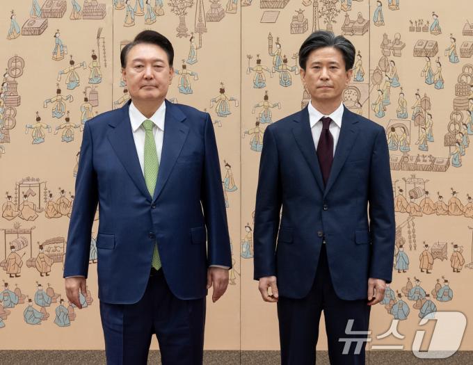 [사진] 윤석열 대통령, 김일응 주에스토니아대사 신임장 수여