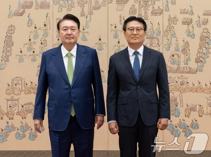 [사진] 윤석열 대통령, 전성식 주타지키스탄대사 신임장 수여