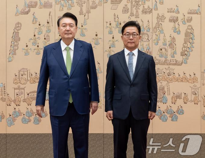 [사진] 윤석열 대통령, 김광재 주키리키스스탄대사 신임장 수여