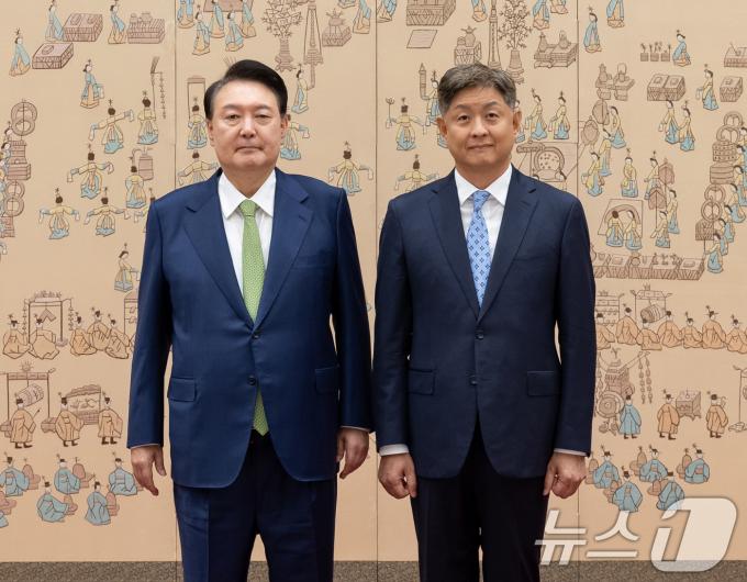 [사진] 윤석열 대통령, 임수석 주스페인대사 신임장 수여