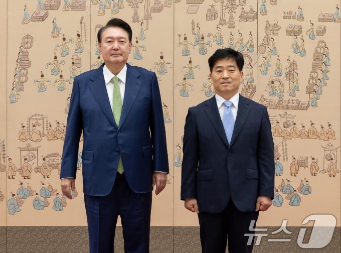 [사진] 윤석열 대통령, 강복원 주모잠비크대사 신임장 수여