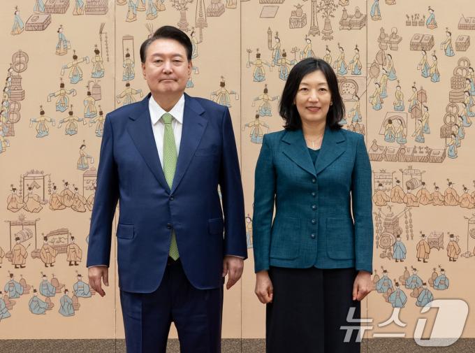 [사진] 윤석열 대통령, 안은주 주탄자니아대사 신임장 수여
