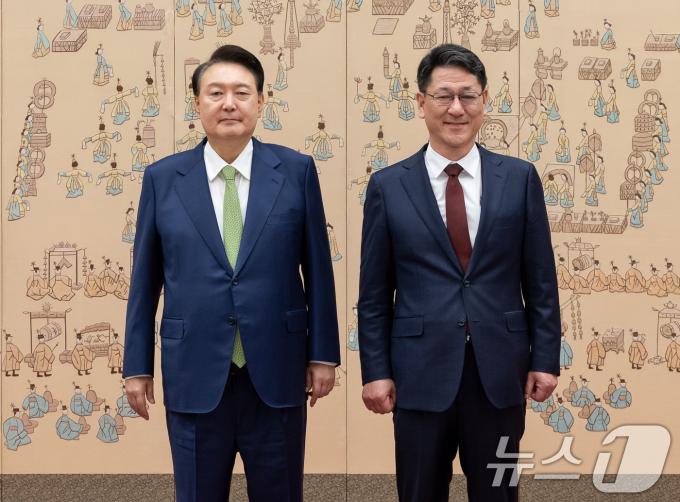 [사진] 윤석열 대통령, 전조영 주리투아니아대사 신임장 수여