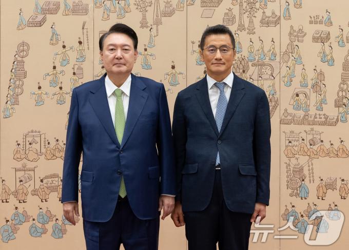 [사진] 윤석열 대통령, 최종호 주파푸아뉴기니대사 신임장 수여