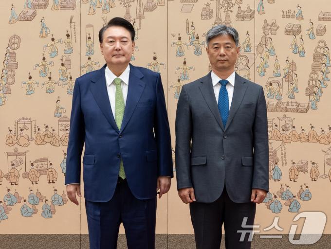 [사진] 윤석열 대통령, 최영한 주브라질대사 신임장 수여