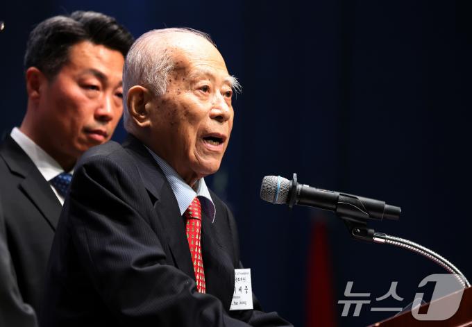 [사진] 부영그룹 우정교육문화재단, 유학생에 장학금 전달