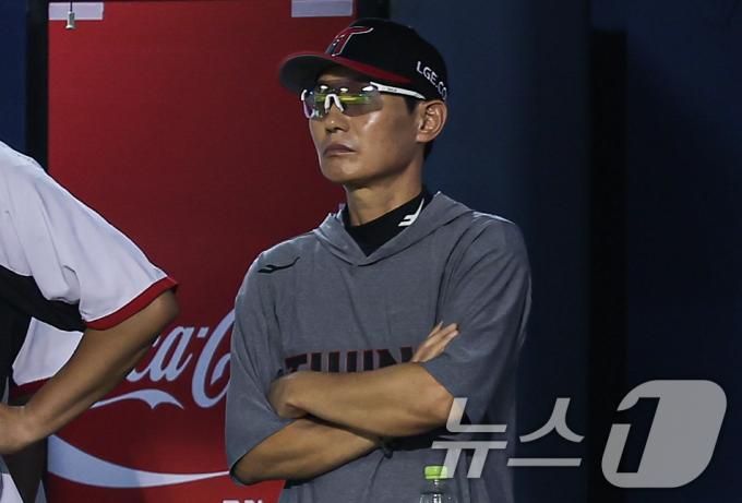 [사진] 경기 지켜보는 LG 염경엽 감독