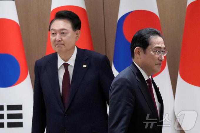 윤석열 대통령과 기시다 후미오 일본 총리(오른쪽)가 서울 청와대 대통령 집무실에서 회담 중 자리를 옮기고 있다.2024.05.26/ ⓒ 로이터=뉴스1 ⓒ News1 이강 기자