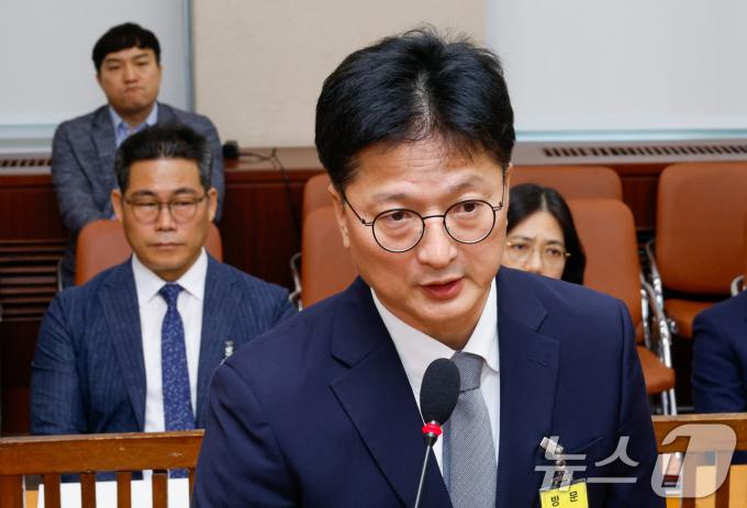 김찬수 대통령비서실 지방시대비서관실 행정관(전 영등포경찰서장)이 20일 오후 서울 여의도 국회 행정안전위원회에서 열린 마약수사 외압 의혹 관련 청문회에 출석해 의원 질의에 답하고 있다. 왼쪽은 백해룡 강서경찰서 화곡지구대장(전 영등포서 형사2과장·경정). 2024.8.20/뉴스1 ⓒ News1 안은나 기자