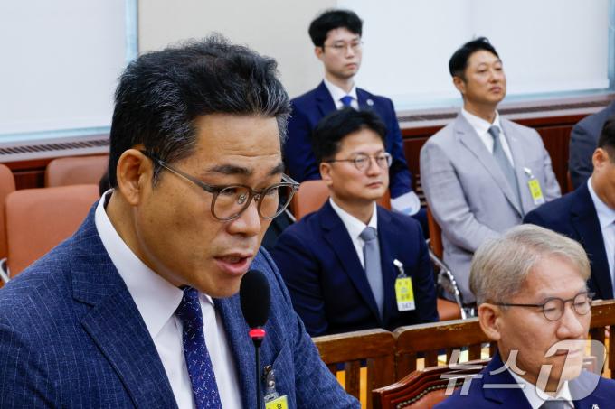백해룡 경정(전 영등포서 형사과장)이 20일 오후 서울 여의도 국회 행정안전위원회에서 열린 마약수사 외압 의혹 관련 청문회에 출석해 의원 질의에 답하고 있다. 오른쪽은 김찬수 대통령실 지방시대비서관실 행정관(전 영등포서장), 조병노 경무관(전 서울경찰청 생활안전부장). 2024.8.20/뉴스1 ⓒ News1 안은나 기자