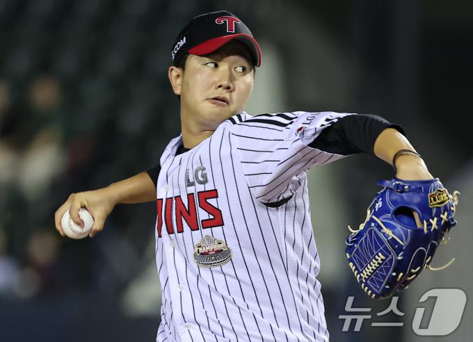 [사진] LG 유영찬, 팀의 승리를 위해!