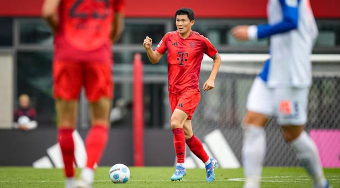 바이에른 뮌헨의 김민재가 20일(한국시간) FC 바이에른 캠퍼스 플라츠1에서 열린 스위스 그라스호퍼와 친선 경기에서 공을 운반하고 있다. (바이에른 뮌헨 홈페이지 캡처)