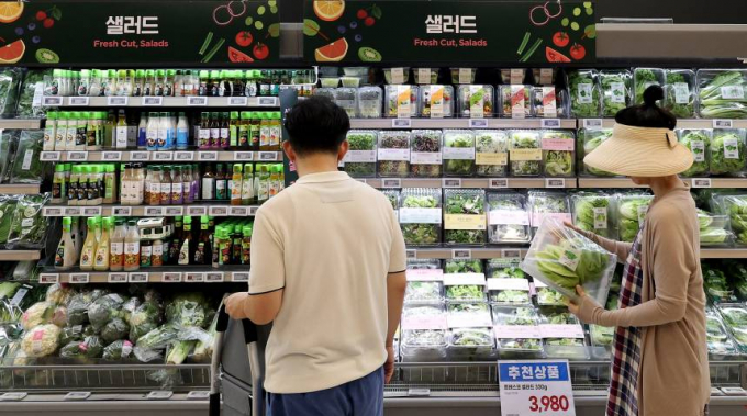 서울시내 한 마트를 찾은 시민이 채소류를 구매하고 있다./사진=뉴스1