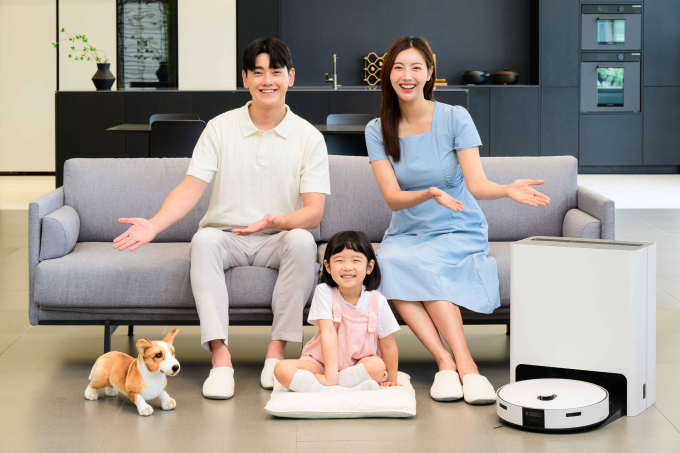 삼성전자 모델들 스마트 포워드를 통해 물걸레 자동 세척 로봇청소기 '비스포크 AI 스팀'에 적용된 '스팀집중모드'를 소개하고 있다. / 사진=삼성전자 
