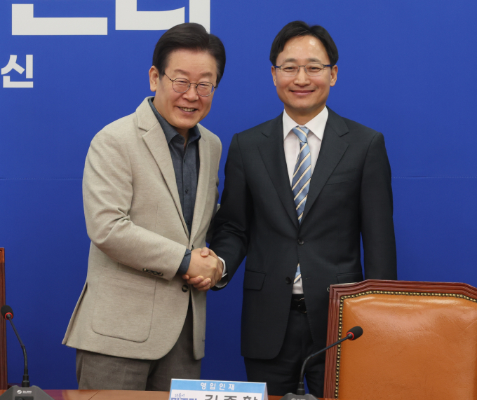 더불어민주당이 상속세 완하 방안과 관련해 일괄공제와 배우자공제를 상향하는 방식을 추진할 계획이다. 사진은 이재명 민주당 대표(왼쪽)가 지난 2월16일 서울 여의도 국회에서 열린 20, 21, 22차 인재환영식에서 임광현 민주당 의원과 악수하는 모습. /사진=뉴스1