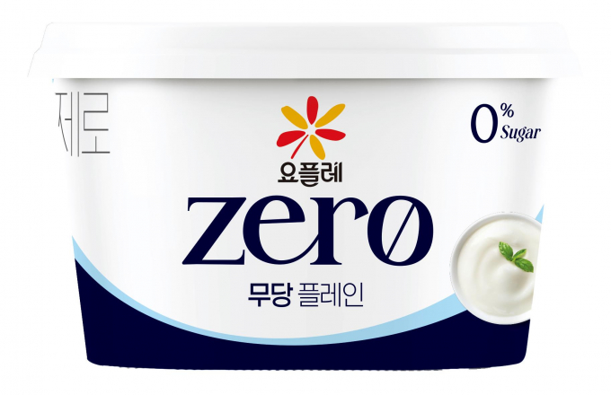 빙그레가 떠먹는 제로슈거 요거트 '요플레 제로 무당 플레인'을 출시했다. /사진=빙그레