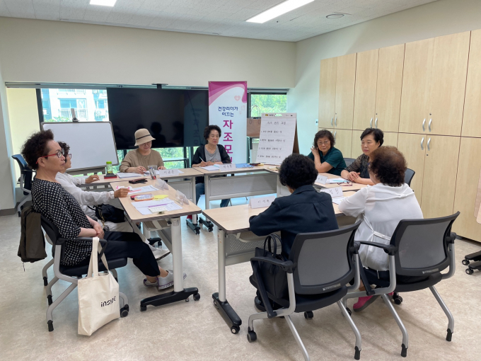 광명시 고당 등록교육센터는 당뇨병 자가관리 특화사업 '건강리더가 이끄는 자조모임' 프로그램을 운영하고 있다. 사진은 자조모임이 운영되는 모습. / 사진제공=광명시
