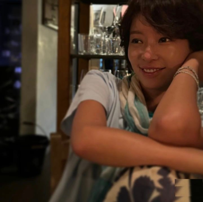 배우 황정음이 미소 짓고 있는 사진과 함께 근황을 전했다. /사진=황정음 인스타그램