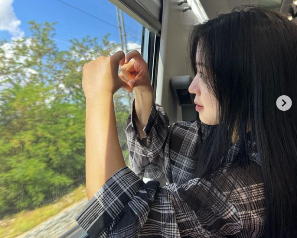 사진은 신유빈이 기차 안에서 달콤한 휴식을 취하는 모습. /사진=인스타그램 캡처