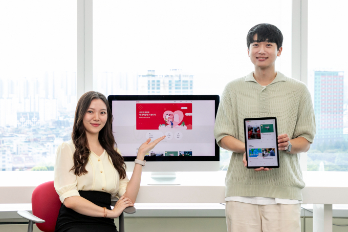 롯데 화학군 임직원들이 ‘기부온(GiveOn)’ 플랫폼을 통해 원하는 기부 컨텐츠를 선택하며 기부에 참여하고 있다. /사진=롯데케미칼