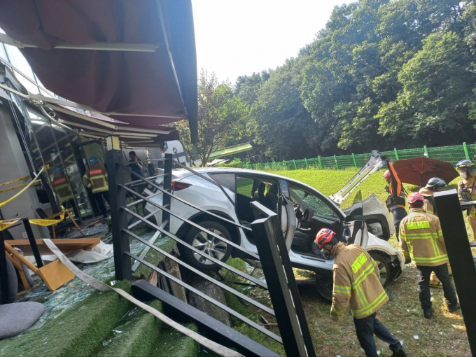 최근 테슬라 차종이 카페로 돌진하는 사고가 발생했고 운전자는 페달 오조작을 시인했다. /사진=뉴스1