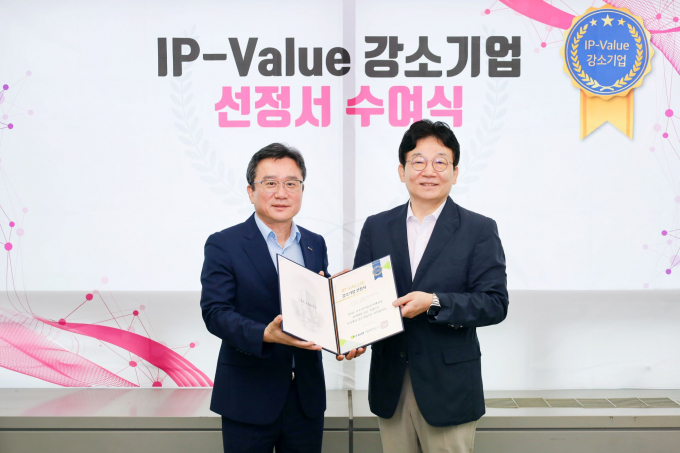 김현 기보 중앙기술평가원 원장(왼쪽)과 정용윤 에스엠티바이오 대표가 IP-Value 강소기업 선정서 수여식에서 기념촬영을 하고 있다./사진=기보