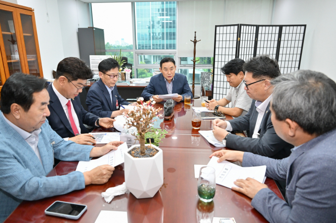백영현 포천시장(왼쪽 네번째)이 20일 서울 영등포구 국회의원회관 제2소회의실에서 김용태·한기호·허영 국회의원, 경기도, 강원특별자치도에서 주최한 '경기·강원 북부권 도로 이대로 좋은가!' 토론회 자리에 참석해 발언하고 있다. / 사진제공=포천시 