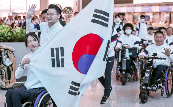 21일 인천국제공항 제2터미널에서 2024 파리패럴림픽에 참가하는 '팀 코리아'가 출영식을 갖고 파리로 향했다. 사진은 한국 선수단이 출영식 이후 출국하는 모습. /사진=뉴스1