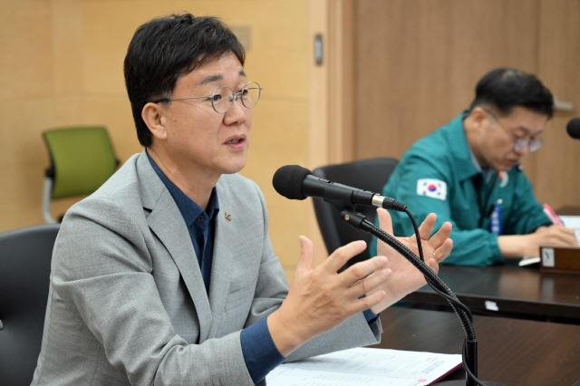 20일 오후 안산시청 제1회의실에서 개최된 ‘2035 안산비전 종합발전계획 수립용역’ 착수보고회에서 이민근 안산시장(왼쪽)이 발언하고 있다. / 사진제공=안산시