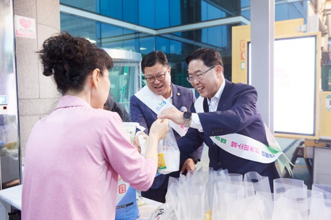 강수현(오른쪽) 양주시장이 21일 오전 NH농협은행 양주시지부와 함께하는 ‘아침밥 먹기 캠페인’에 동참하고 있다. / 사진제공=양주시