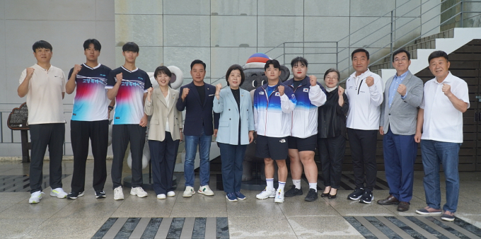 고양특례시 직장운동본부 선수단과 기획행정위원회 시의원, 공소자 위원장(왼쪽에서 여섯 번째), 강승필 사장(우측에서 두 번째)이 기념촬영을 하고 있다. / 사진제공=고양도시관리공사 