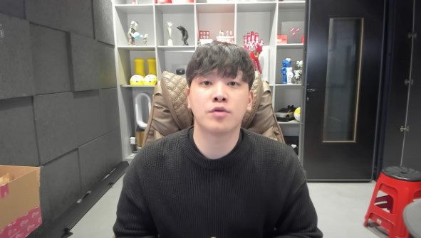 넷플릭스가 예능 시리즈 '더 인플루언서' 우승자 오킹에게 비밀 유지 계약 위반으로 우승 상금을 지급하지 않았다고 밝혔다. 사진은 지난 5월 스캠 코인 논란에 대해 해명하는 오킹의 모습. /사진=유튜브 채널 '오킹TV' 캡처