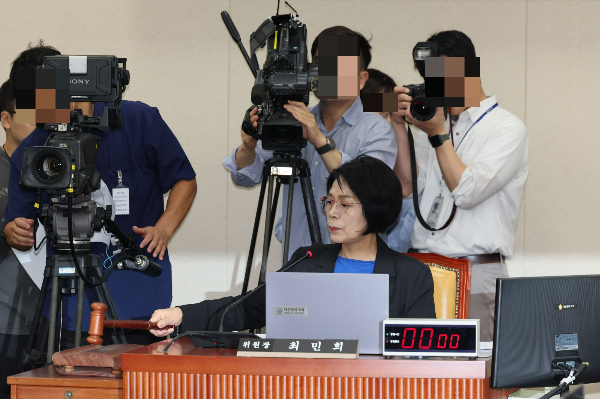 최민희 국회 과학기술정보통신위원장이 야당 몫의 방송통신위원 2명을 추천할 것을 공언하며 윤석열 대통령은 야당 측 인사를 임명해야 한다고 주장했다. 사진은 21일 서울 여의도 국회에서 열린 과학기술정보방송통신위원회 전체회의 3차 청문회에 참석한 최민희 과방위원장. /사진=뉴시스