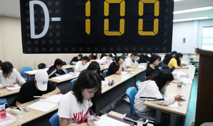 2025학년도 대학수학능력시험을 100일 앞둔 지난 6일 서울 성북구 한 학원에서 공부하는 수험생들 모습. 사진제공=뉴스1 