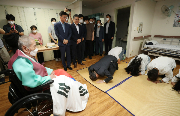 한덕수 국무총리가 국내 최고령 광복군인 오성규 애국지사의 생일을 맞아 큰절을 올렸다. 사진은 21일 경기 수원시 장안구 수원보훈원을 찾은 한덕수 국무총리가 101세 생신을 맞이한 오성규 애국지사에게 큰절을 올리는 모습. /사진=뉴스1 