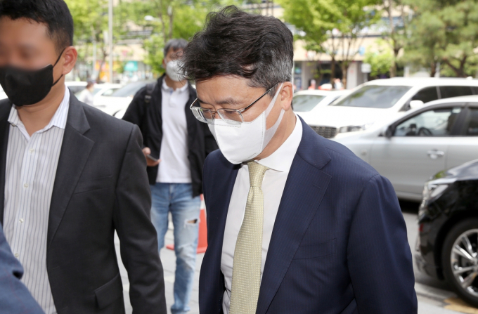 서울동부지법 형사 항소 1-1부가 정보통신망 이용 촉진 및 정보보호에 관한 법률 위반 혐의를 받는 박현종 전 bhc 회장에 대한 항소심 선고를 22일 진행한다. 사진은 2022년 1심 선고공판에 출석하는 박 전 회장의 모습. /사진=뉴시스