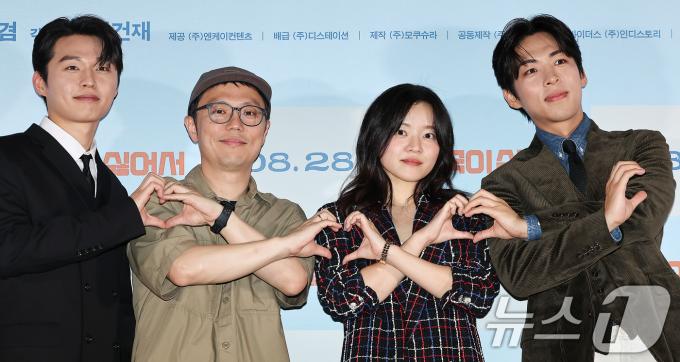 배우 김우겸(왼쪽부터), 장건재 감독, 고아성, 주종혁이 21일 오후 서울 CGV 용산아이파크몰에서 열린 영화 ‘한국이 싫어서’ 언론시사회에 참석해 포즈를 취하고 있다. ‘한국이 싫어서’는 20대 후반의 계나(고아성)이 갑자기 자신의 행복을 찾아 직장과 가족, 남자친구를 뒤로하고 홀로 뉴질랜드로 떠나는 이야기다. 시대를 아우르는 공감과 희망의 메시지로 제28회 부산국제영화제 개막작으로 선정되기도 했다. 2024.8.21/뉴스1 ⓒ News1 김진환 기자