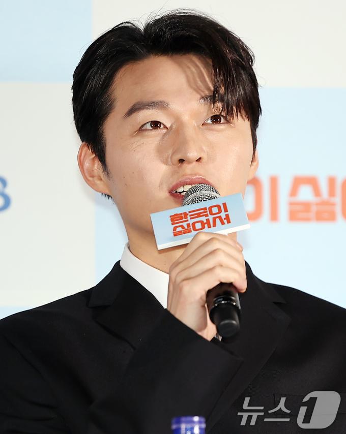 배우 김우겸이 21일 오후 서울 CGV 용산아이파크몰에서 열린 영화 ‘한국이 싫어서’ 언론시사회에 참석해 인사말을 하고 있다. ‘한국이 싫어서’는 20대 후반의 계나(고아성)이 갑자기 자신의 행복을 찾아 직장과 가족, 남자친구를 뒤로하고 홀로 뉴질랜드로 떠나는 이야기다. 시대를 아우르는 공감과 희망의 메시지로 제28회 부산국제영화제 개막작으로 선정되기도 했다. 2024.8.21/뉴스1 ⓒ News1 김진환 기자