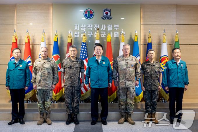 [사진] UFS 계기 육군 지상작전사령부 방문한 윤석열 대통령