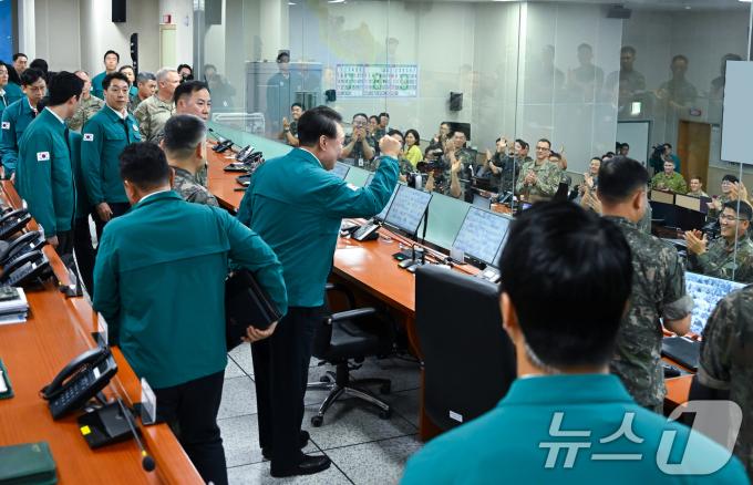 [사진] 을지프리덤쉴드 훈련 장병 격려하는 윤석열 대통령