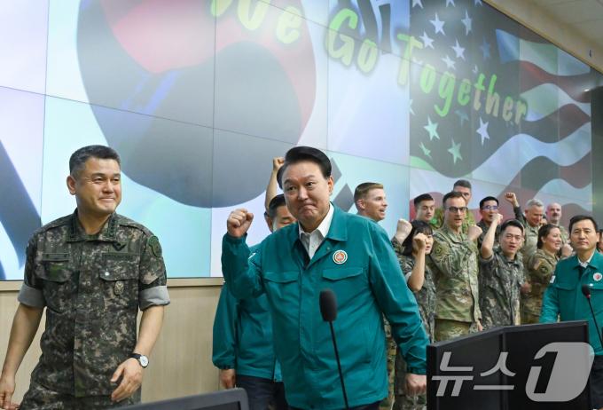[사진] UFS 한미 장병들 격려하는 윤석열 대통령