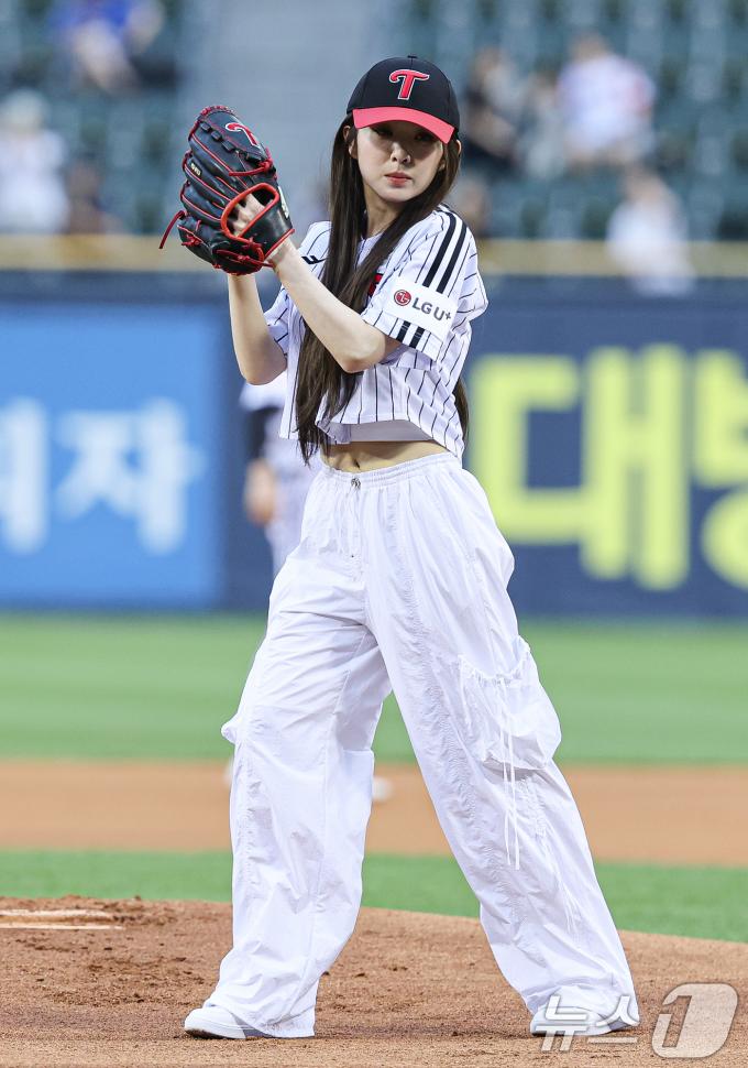 [사진] 시구 나선 아이린