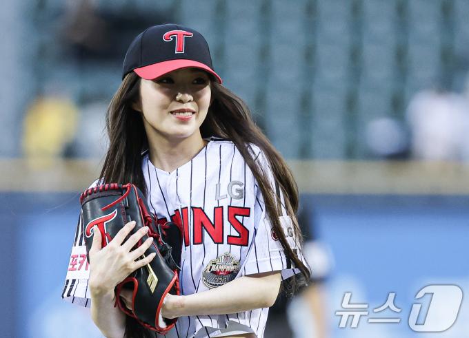 [사진] 시구 마친 아이린