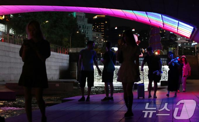 [사진] 역대급 열대야 식히는 청계천