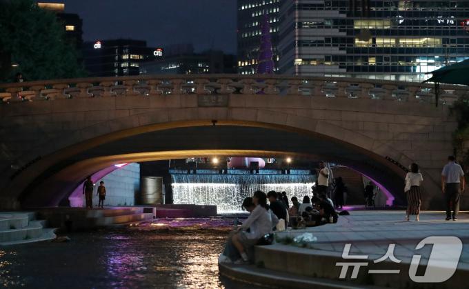 [사진] 열대야에 청계천 찾은 시민들